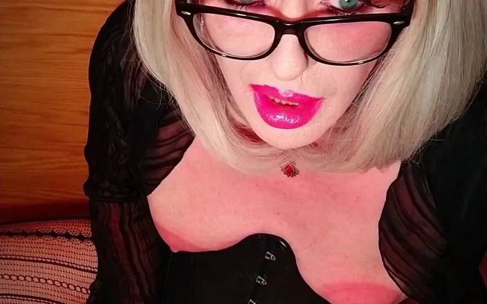 Emma Browne: Big Nipples Tgirl Cums Everywhere