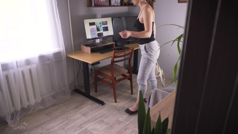 Teasecombo 4K: Videocamera catturato collega caldo che lavora in pantaloni strappati