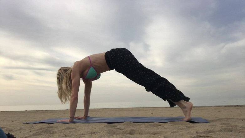 Serene Siren: Yoga in spiaggia in bikini Top
