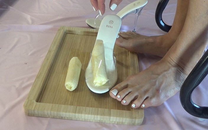 AnnaBUST: Ik verpletter bananen met mijn mooie benen op hoge hakken