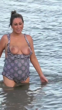 Tombul genç orta yaşlı seksi kadın ekim ayında sıska yüzme