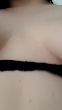 Awek Gergasi seksi menghisap tetek dan merintihnya sendiri