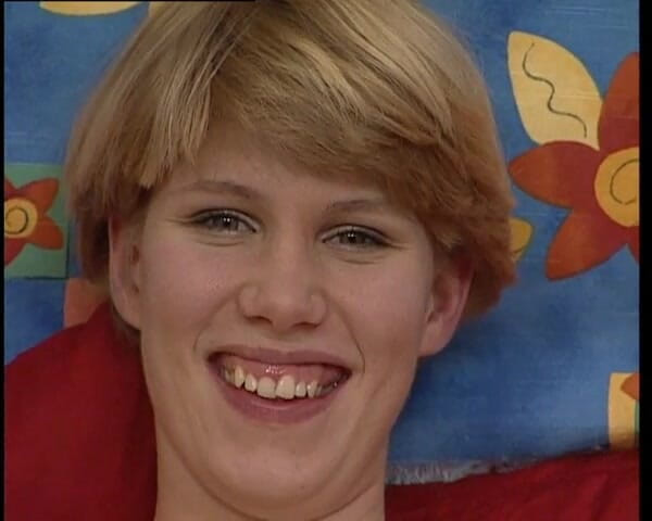 YOUR FIRST PORN: Madlene si diverte in 4 posizioni con il dildo