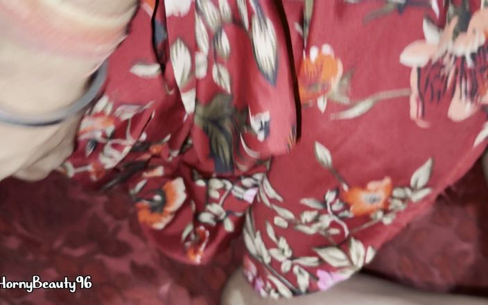 HornyBeauty96: Azgın üvey kız kardeşimi domaltarak sikiyorum