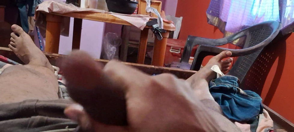 darksiders_eyes_love: Sessione di masturbazione del cazzo solista a letto patrigno cazzo...