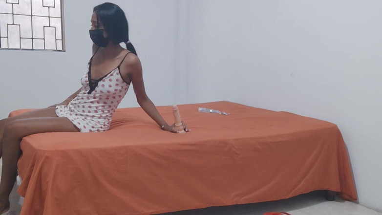 NEGRITA SEXY: 私はディルドを夢見て、まるで発情した尻軽な女のようにマスターベーションをしています