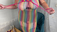 Mr MF: Mevrouw Rijpe voeten pronken met haar open kruisgordel