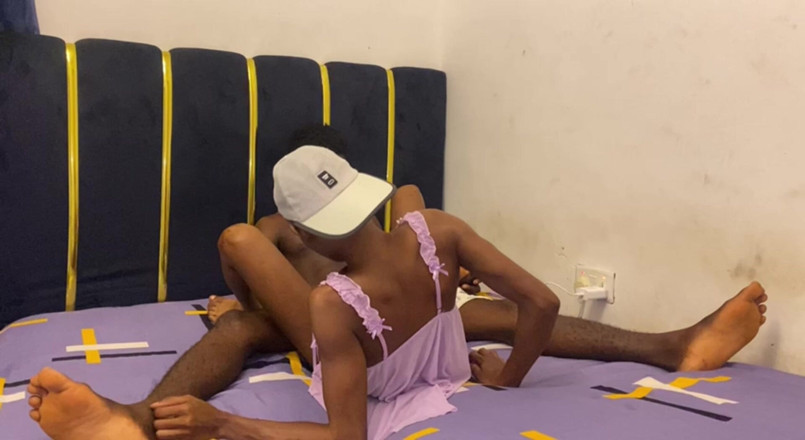 Seggzdotcum: Slim fuckaholic parece uma stripper com sua lingerie