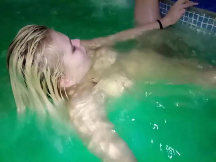 LizAngel: Selbstbefriedigung mit wasserdruck