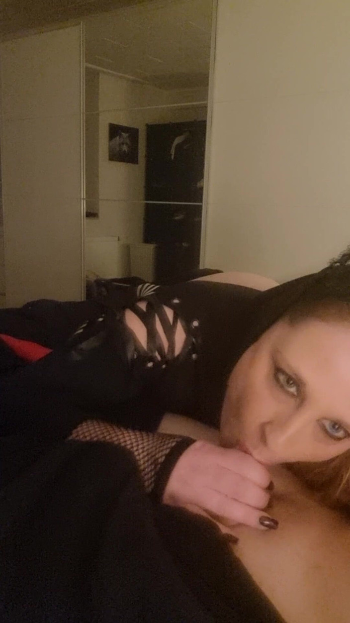 SexyMary3333: Sexymary als een schattige en ruige kat pijpt een lange...