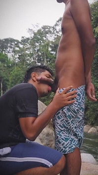 Ragazza indiana scopa nel fiume