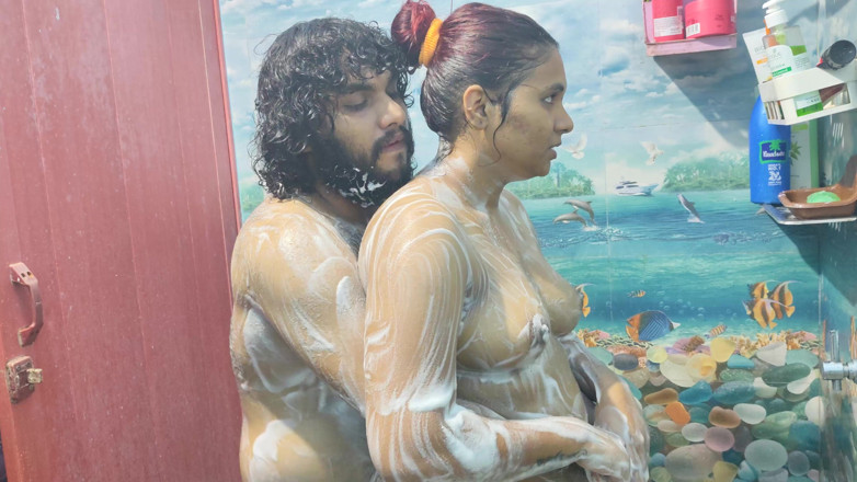 Vaigavarun45: Romance dans le bain avec branlette et caresse du pénis...