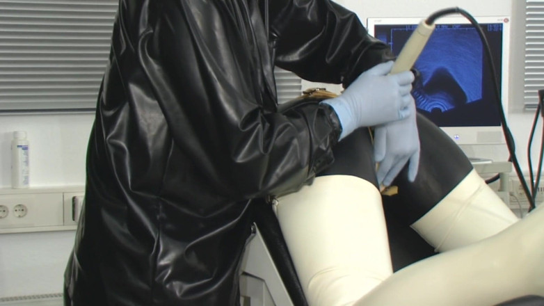 Rubber & Clinic Studio - 1ATOYS: Examen anal par ultrasons déjanté en caoutchouc