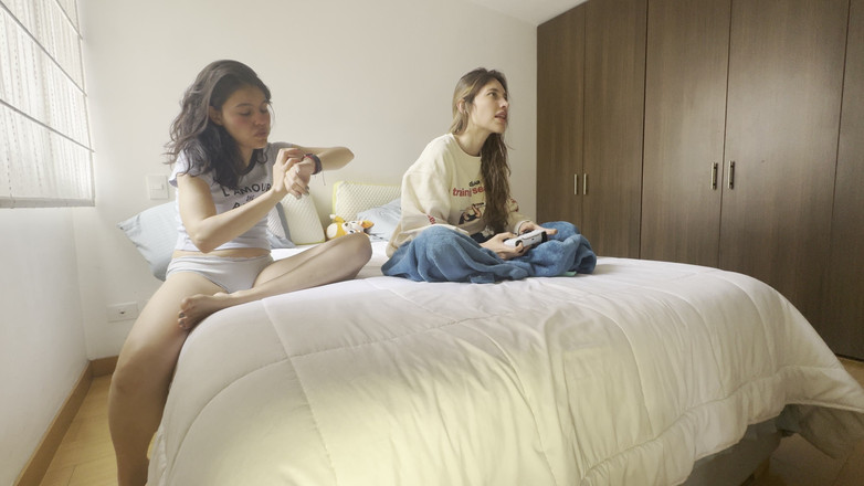 scarlettandc: Chatouille mon meilleur ami en jouant à des jeux vidéo
