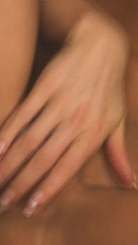 Divoké zadky scéna 2_sexy brunetka v bikinách šuká svou kundičku skleněným robertkem