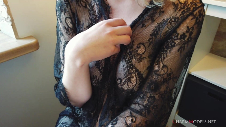 CharmModels: Sexy rondborstige Limona in transparante ochtendjurk leest een boek