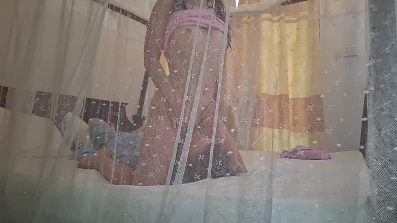 Karina_Doll: Stând pe fața unui turist în Thailanda și având orgasme multiple