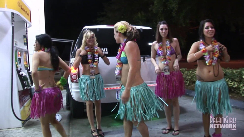 Dream Girls: Le ragazze della festa vestite per Luau si spogliano in...
