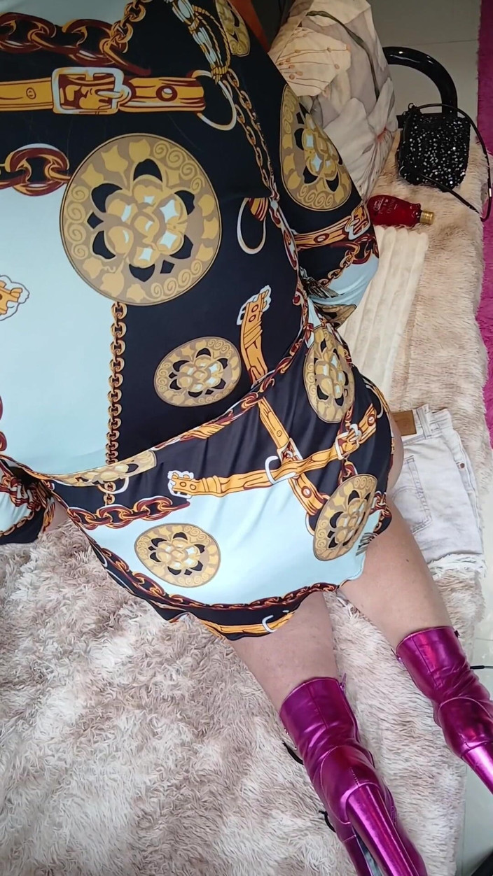 Sexy ass CDzinhafx: Drobné šaty a spousta oleje: 23 minut vedoucí k dokonalému dokončení