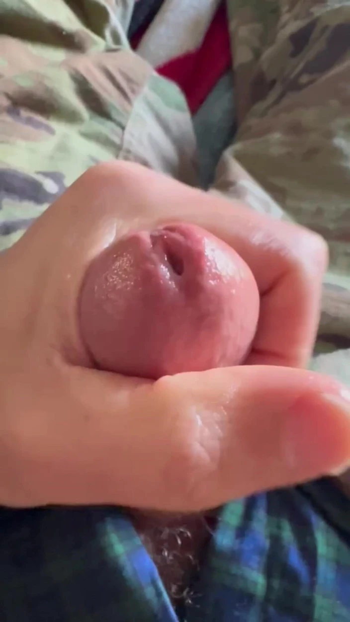 Army Specialist: 一些新的拳击手作为我的新精液抹布！刚从我的腿上滑下来的鸡巴感觉很好