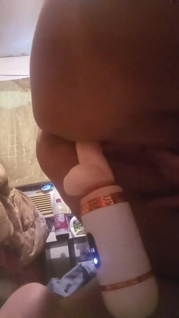 Zoeyray: vah akeli hai islie vah apni dildo mashin ke saath...