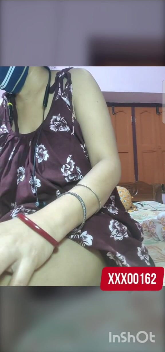 xxx00162: Desi Bhabhi Shows Her Pussy While Lying on the Bed
