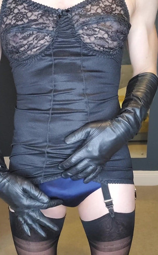 JessicaXD: Am I making you horny sliding on my long leather...