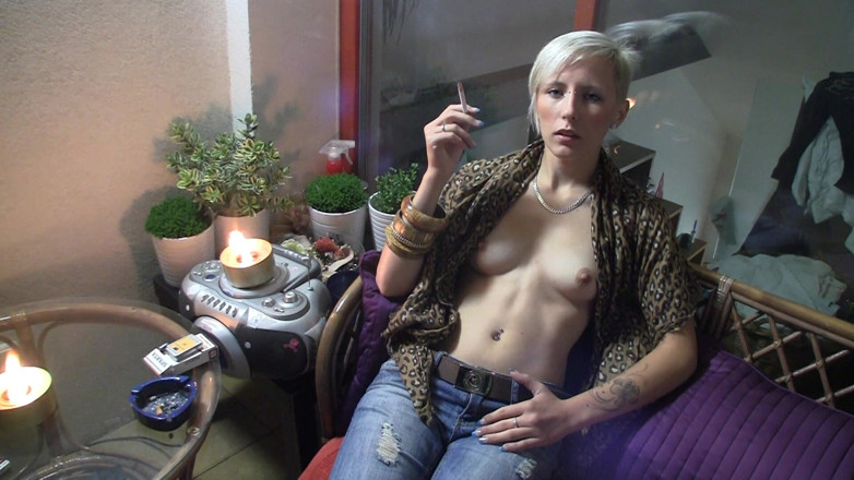 Smoke it bitch: Teen bionda con le tette piccole che fuma le sue...