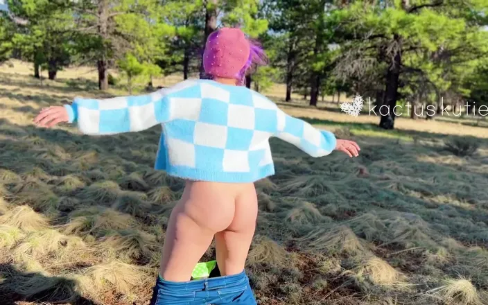 Kactus kutie: Colorful Kutie Pees Outdoors