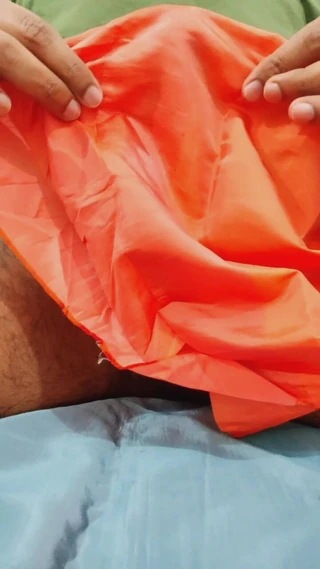 Cetim seda punheta pornô - cetim sedoso terno laranja esfregar na cabeça do pau 85