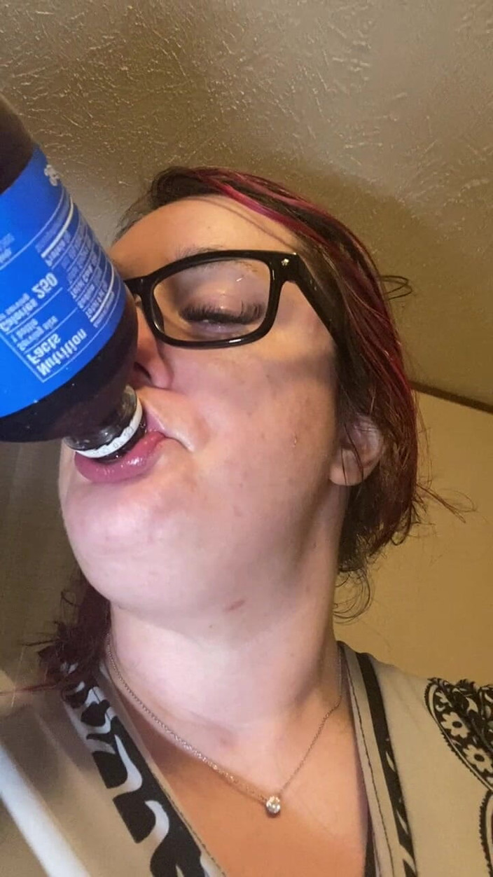 BellaBlast: Chugging a Cola - sexy pokračování s detailními záběry! Spousta zvuků!...