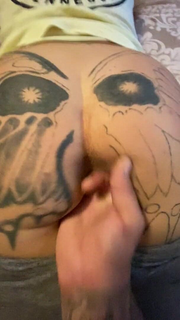 MzKiTTy91: Pawg milfka třese zadkem