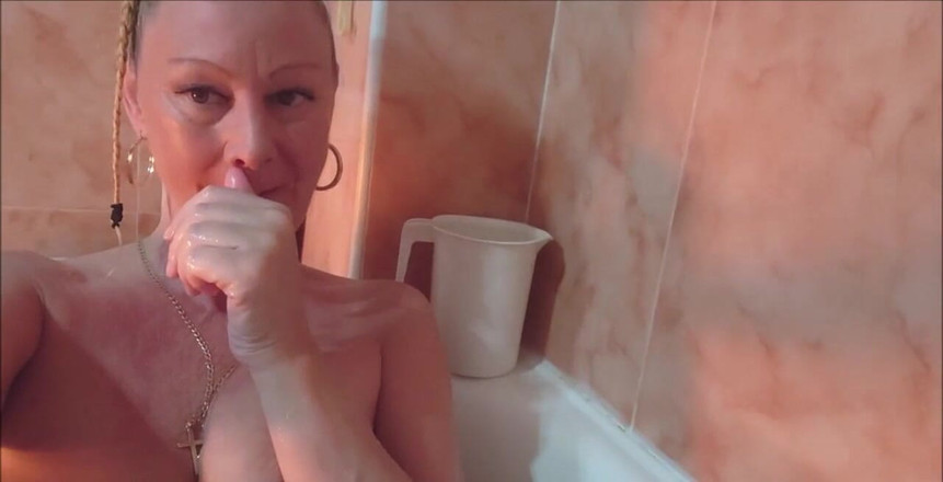 Natalie K: Rozprzestrzenianie mojej różowej cipki; palcami głęboko w mojej mokrej cipie,...