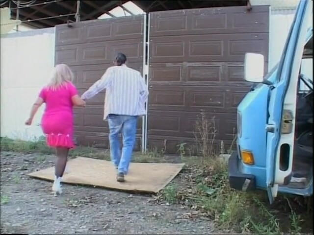 Milf in Love: Nonna pazza avventura per strada...