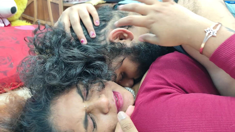 Vaishnavysharunraj: हॉट गर्दन चुंबन खोजक चूत रगड़ के साथ चाटना