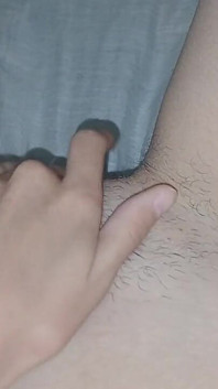 Mentre la nostra matrigna pulisce la nostra camera da letto, ci masturbo sotto le coperte
