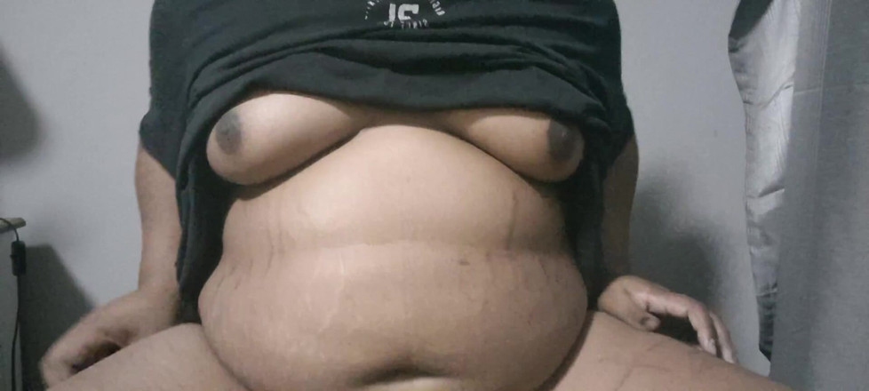 Eleasihle Esma: Сексуальный супер мясистый шмель наблюдает, как подрачивает ее инжирный кошачий член