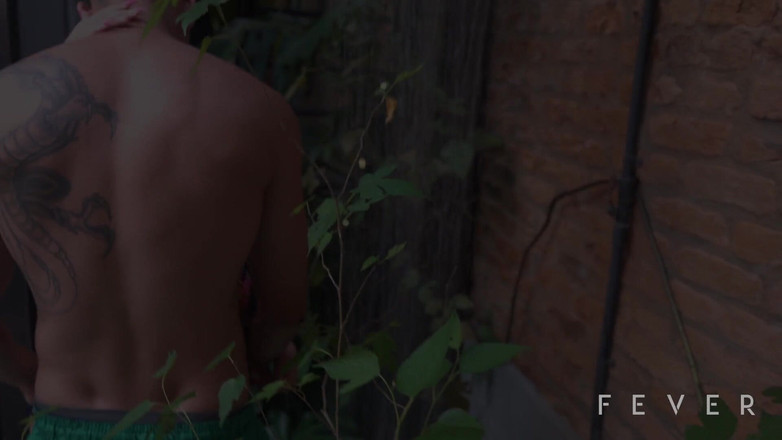 Fever Films: La coppia fa una doccia dopo l'arrivo dalla spiaggia e...