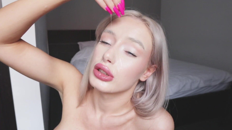 AnnaReyBlonde: Je baise ma gorge et je crache sur le visage....