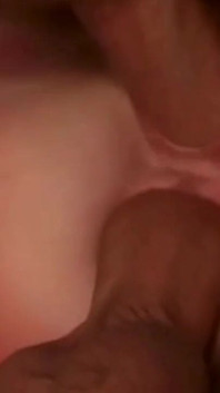 두 자지를 따먹고 존나게 섹스하는 섹시한 갈색 머리