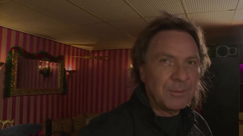 Deutschland porn: Une MILF aux seins énormes se fait baiser en levrette