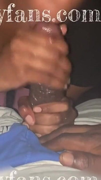 Il l'a tellement bien sucé qu'il n'a duré que deux minutes. Je l'ai fait jouir fort aussi vite que f*ck