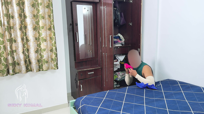 Sexy Komal: En entrant dans la chambre de Komal, le beau-frère reniflait...