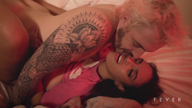 Fever Films: Scopando duro una ragazza con il culo grosso