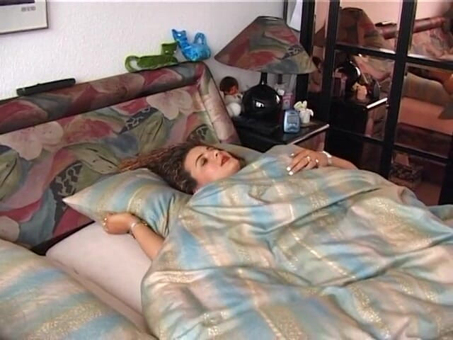 Lucky Cooch: Stunning vintage babe teasing in her bed
