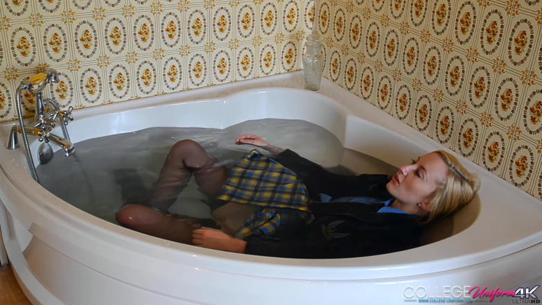 College Uniform: Bồn tắm với Sophia Smith