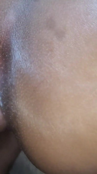 Fille MILF ouvre ses fesses avec les deux mains pour une pénétration vraiment profonde