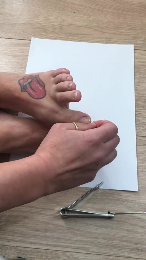 Rolling Stones Feet: Toenail przycina holenderską młodą dziewczynę