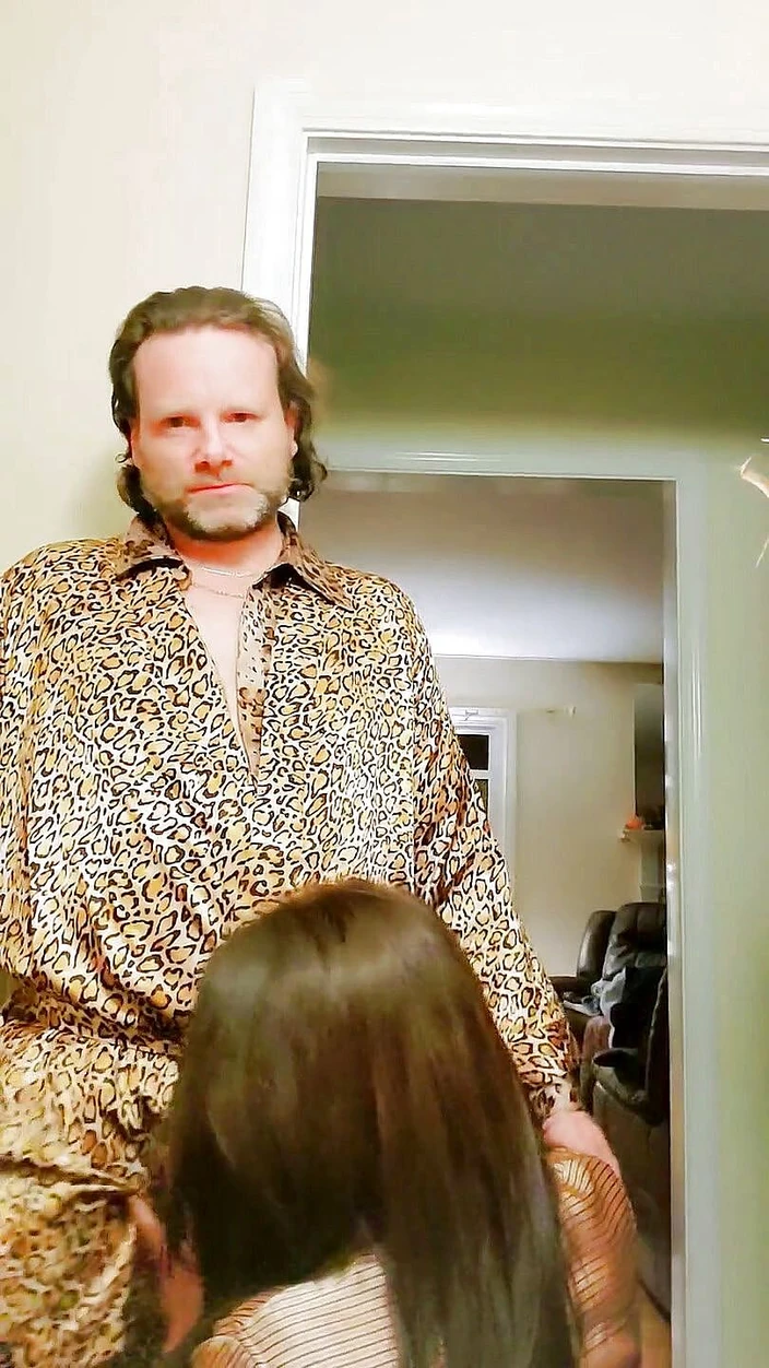 Satin Fetish King: Mamuśka w złotej satynowej bluzce ssie i pieprzy