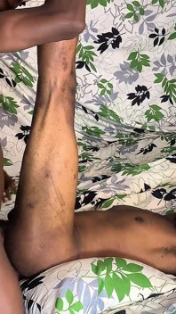 Pulă monstruoasă futând un cur twink în culise